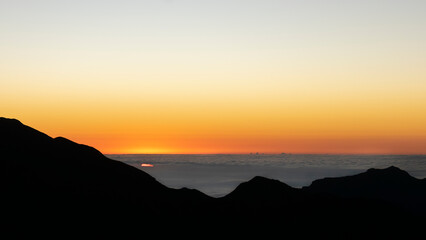 amanecer en las montañas