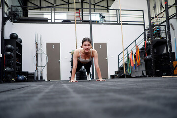 Fototapeta na wymiar Asian woman exercising in the gym happy smile fitness concept.