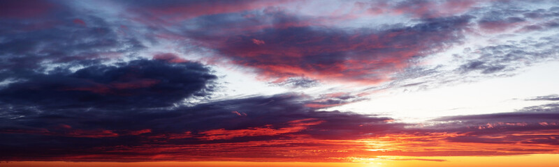 Naklejka premium setting sun on the sea, beautiful sunset with colorful sky