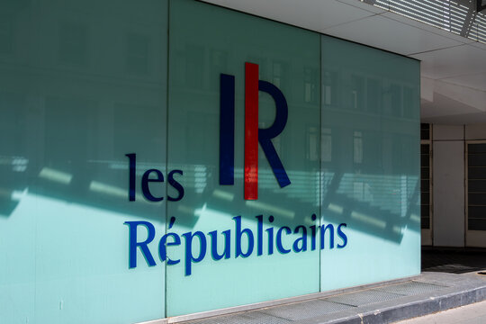 Paris, France - 6 juillet 2023: Entr&eacute;e du si&egrave;ge du parti politique fran&ccedil;ais Les R&eacute;publicains (LR). Les R&eacute;publicains est un parti gaulliste et lib&eacute;ral-conservateur class&eacute; &agrave; droite et au centre droit