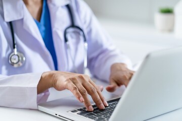 Fototapeta premium Doctor consult patient on laptop with anatomical model of human heart Cardiologist supports the heart Online doctor appointment..