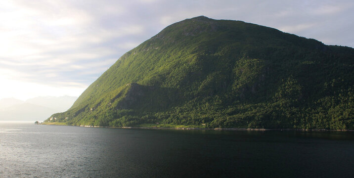 Paysage de Norv&egrave;ge ( Juillet 2022) Photo prise au lever du soleil vers 4h30 du matin, les journ&eacute;es sont infinies &agrave; cette p&eacute;riode de l'ann&eacute;e, le soleil se couche aux alentours de minuit.