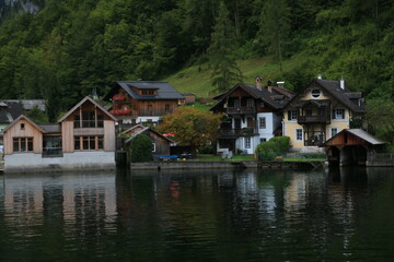 Fototapeta premium Austria's Scenic Village Enveloped by Majestic Mountains and a Sparkling Lake