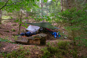 Installation de bivouac avec des hamacs