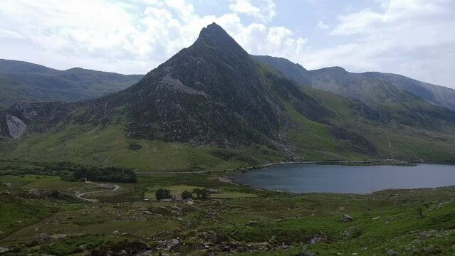 Tryfan: Majestic Peaks and Adventurous Ascents