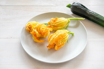 希少なズッキーニの花