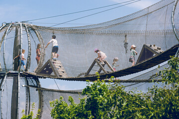tor przeszkód dla dzieci w parku rozrywki