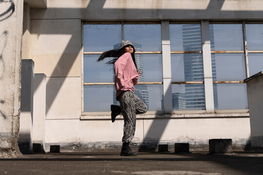 young woman hip hop dance on the roof