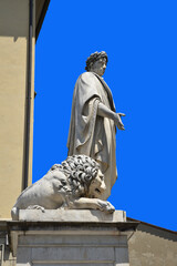 Statue d'empereur au lion à Arezzo. Italie