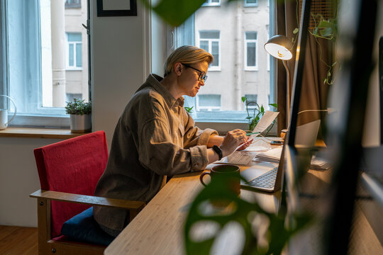 woman at home working with laptop