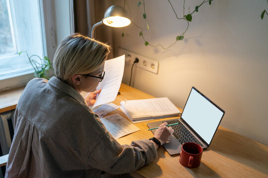 woman at home working with laptop