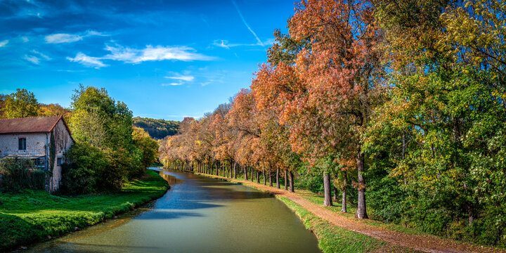 Vue panoramique sur le canal de Bourgogne, Pont d'Ouche, France