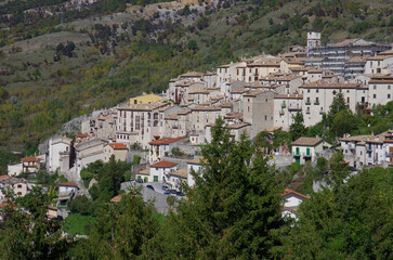 Fototapeta na wymiar Abruzzo : Glimpse of the charming tourist village of Barrea, considered one of the most beautiful villages in Italy