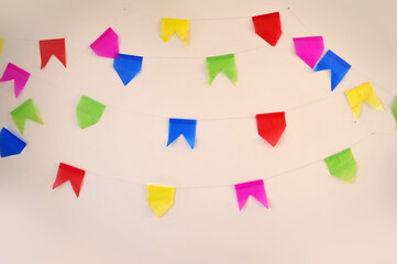 varal de bandeirinhas coloridas de festa junina, festa de são joão