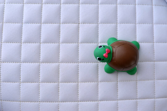 tartaruga fofa com la&ccedil;o rora em fundo branco 