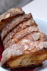 Aufgeschnittenes, geröstetes Brot (Baguette), 