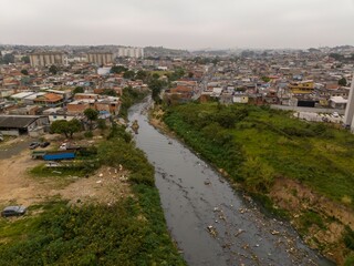Foto &aacute;erea de c&oacute;rrego extremamente poluido, no extremo da zona leste de S&atilde;o Paulo