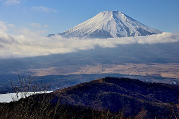 道志山塊の石割山山頂より望む富士山
