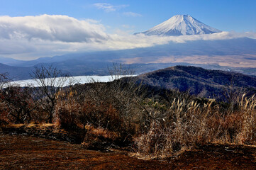 道志山塊の石割山山頂より望む富士山と山中湖

