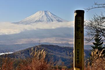 道志山塊の石割山より富士山を望む
