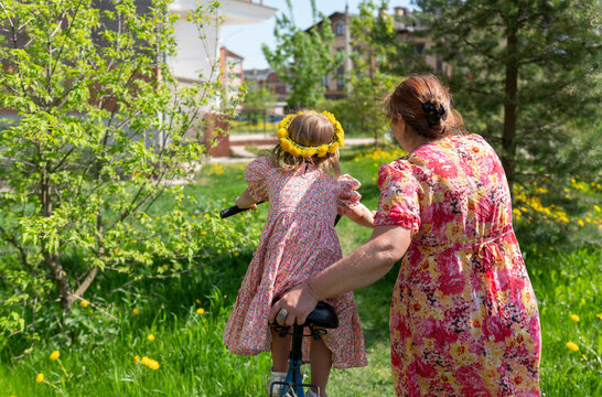 babysitter and child play outdoor activities 