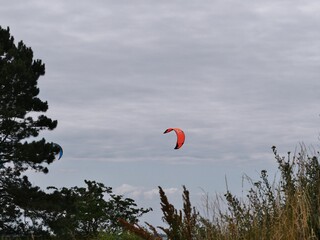 Kitesurfen bei Wiek im Windland auf Rügen - obrazy, fototapety, plakaty