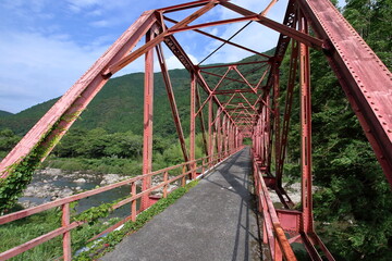 Fototapeta na wymiar 小島橋を歩く　（高知県　北川村　魚梁瀬森林鉄道遺産）