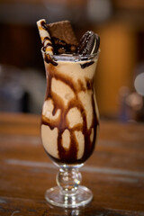 Bebidas, tragos y cocteles en proceso de preparacion y listos para consumir. Foto Producto