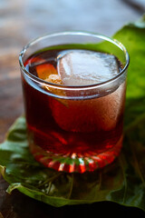 Bebidas, tragos y cocteles en proceso de preparacion y listos para consumir. Foto Producto