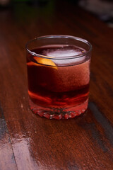 Bebidas, tragos y cocteles en proceso de preparacion y listos para consumir. Foto Producto