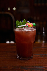 Bebidas, tragos y cocteles en proceso de preparacion y listos para consumir. Foto Producto