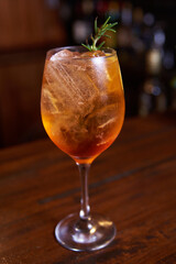 Bebidas, tragos y cocteles en proceso de preparacion y listos para consumir. Foto Producto