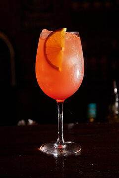 Bebidas, tragos y cocteles en proceso de preparacion y listos para consumir. Foto Producto