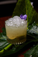 Bebidas, tragos y cocteles en proceso de preparacion y listos para consumir. Foto Producto
