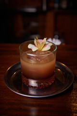Bebidas, tragos y cocteles en proceso de preparacion y listos para consumir. Foto Producto
