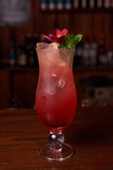 Bebidas, tragos y cocteles en proceso de preparacion y listos para consumir. Foto Producto