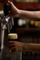 Bebidas, tragos y cocteles en proceso de preparacion y listos para consumir. Foto Producto