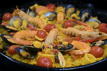 paella di mara preparata nella cucina di un ristorante