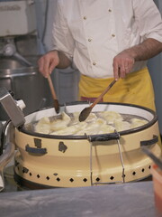 Panzerotti fritti un una grande friggitrice