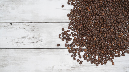 コーヒー豆｜白い木目背景　コピースペース