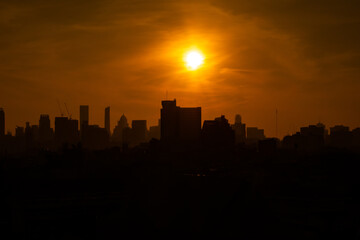 Fototapeta na wymiar silhouette city against the sky on a sunrise Bangkok city. 