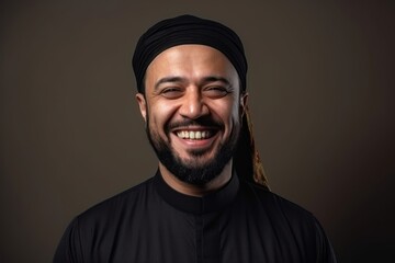 Obraz premium Portrait of a happy young arabic muslim man laughing