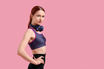 Obraz premium Woman in sportswear and headphones on pink background, space for text