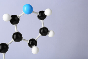 Obraz premium Molecule of vitamin B3 on light grey background, closeup and space for text. Chemical model