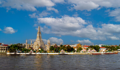 Naklejka premium Wide panorama of Wat Arun temple at daytime.