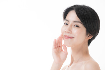 肌の艶感が美しい正面を向く目を閉じる女性の横顔の美容イメージ　