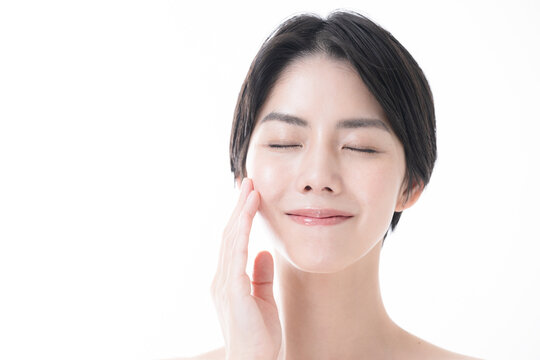 Beauty image of an Asian (Japanese) woman with beautiful skin luster, facing forward, eyes closed.　