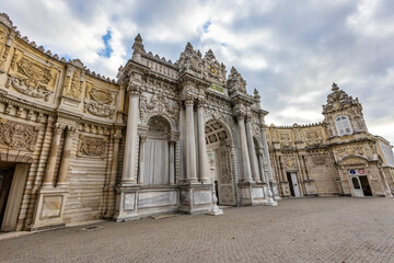 Obraz premium Hermoso pórtico de entrada al palacio Dolmabahce en Estambul, Turquia.