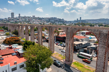 Los arcos de Querétaro, famosos acueductos de la epoca de la colonia. - obrazy, fototapety, plakaty