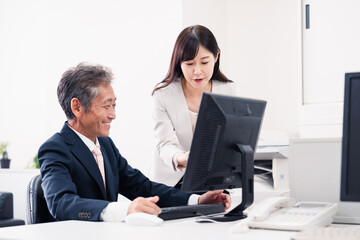 Obraz premium 上司に仕事の相談をする女性部下